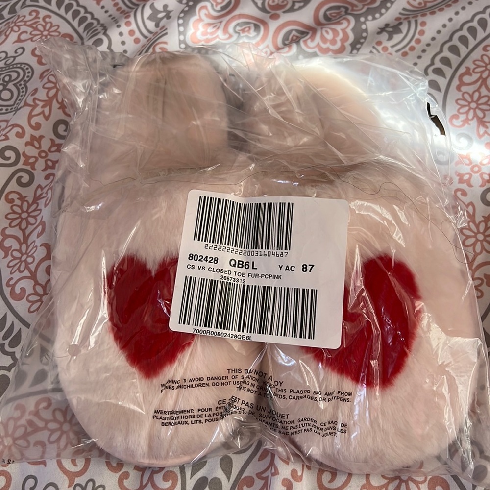 NWT VS LIMITED EDITION VALENTINES DAY HEART SLIPPERS